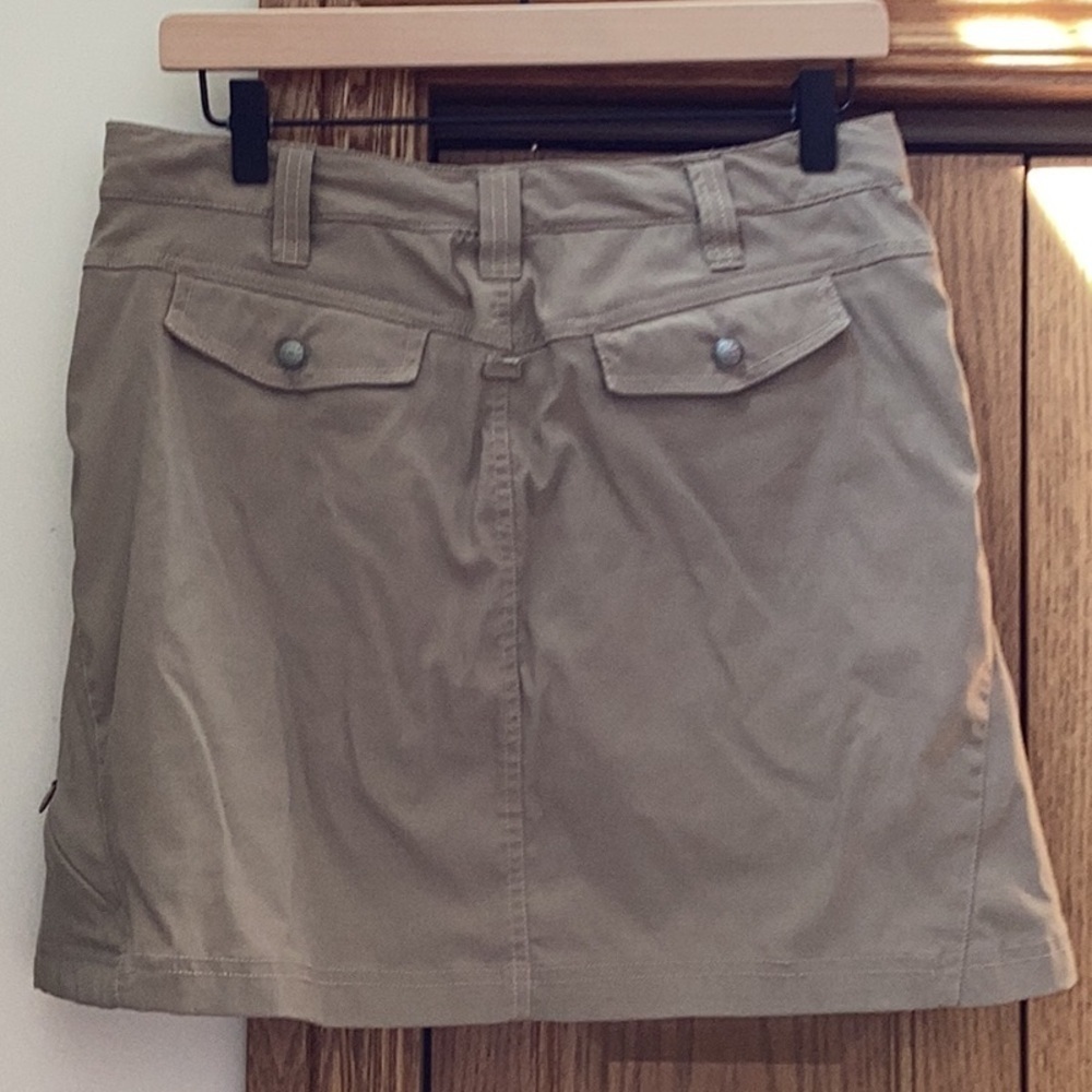 Athleta khaki golf, tennis, hiking skort. Women’s size 6 - Picture 2 of 16